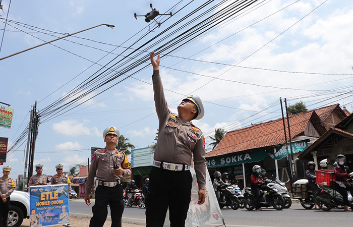 UJI COBA : Jajaran Ditlantas Polda Jateng bersama Satlantas Polres Kebumen menggelar uji coba penerapan ETLE Mobile-Drone.HUMAS POLRES KEBUMEN UNTUK RADAR KEBUMEN 
