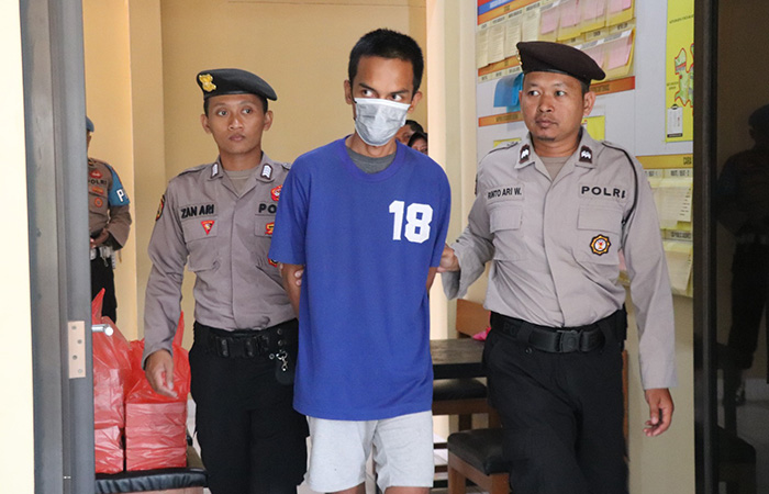 DICOKOK: Jajaran Polsek Banguntapan saat menghadirkan tersangka dan menunjukkan barang bukti di Mapolsek Banguntapan, Rabu (27/9).GREGORIUS BRAMANTYO/RADAR JOGJA 