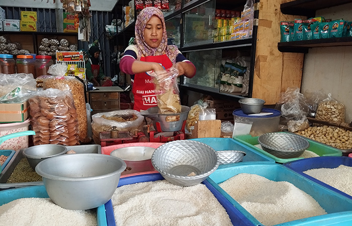 KEBUTUHAN POKOK: Salah seorang pedagang di Pasar Baledono Purworejo tengah melayani pembeli pada, Senin (25/9).JIHAN ARON VAHERA/RADAR PURWOREJO