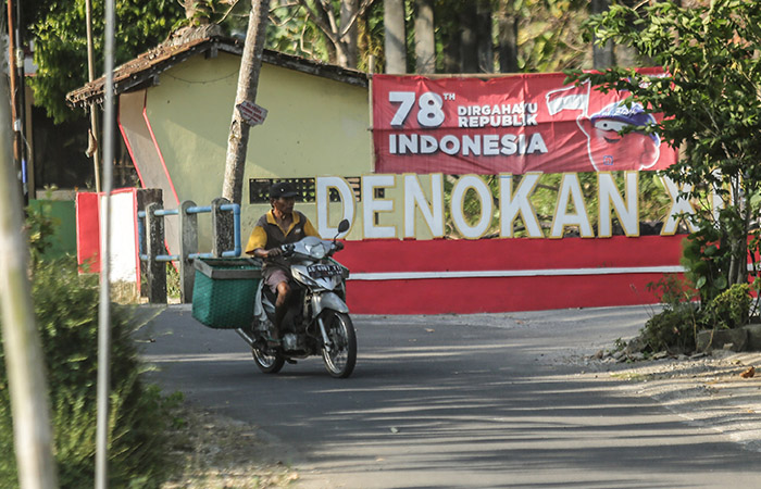 LOKASI KEDUA: Warga melintas di kawasan yang akan dijadikan lokasi TPST di dukuh Denokan, Sendangsari, Minggir, Sleman kemarin (4/9). Tempat ini menjadi lokasi kedua setelah pemkab membangun TPST Tamanmartani. (ELANG KHARISMA DEWANGGA/RADAR JOGJA)