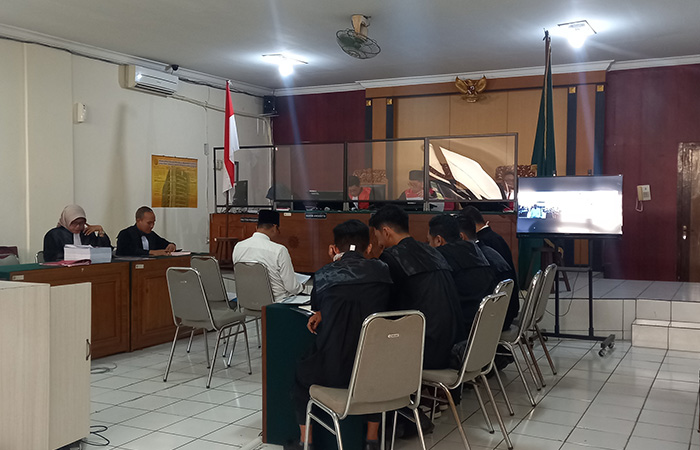 PERDANA: Mantan Lurah Caturtunggal Agus Santoso usai menjalani sidang perdana penyalahgunaan TKD di PN Jogja, kemarin (4/9). (Khairul Ma