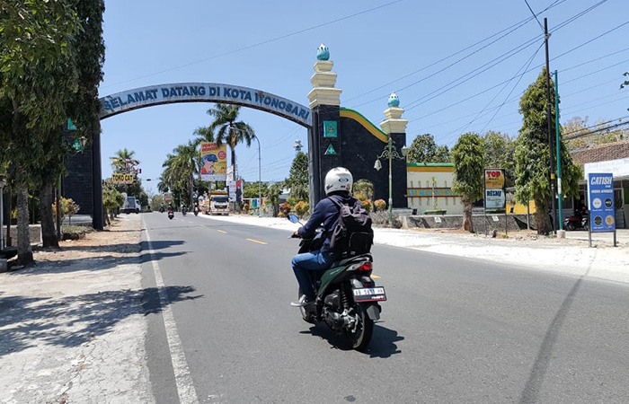 BATAL DILEPAS - Penampakan palang gapura Selamat Datang Wonosari di Logandeng, Playen Kamis (21/9/23). Bangunan ini batal dilakukan renovasi.GUNAWAN/RADAR JOGJA