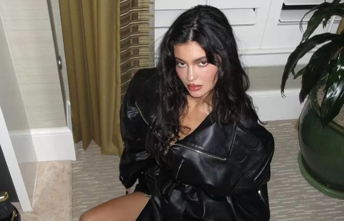 Kylie tampil dengan salah satu koleksi lini masa pakainya Khy (Instagram @khy)