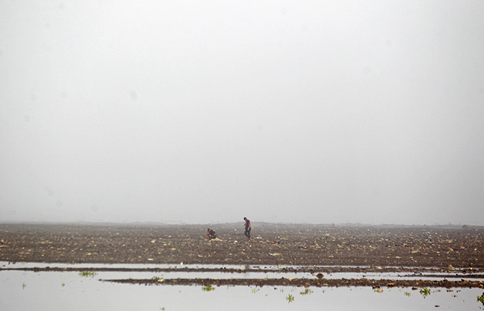 KONDENSASI: Kabut tebal menyelimuti kawasan Laguna Pantai Depok, Bantul Senin (23/10). GUNTUR AGA TIRTANA/RADAR JOGJA