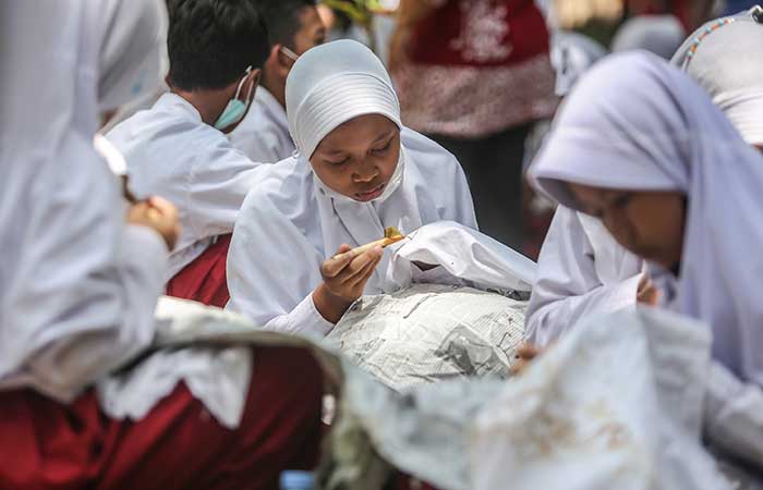 TIDAK SEDIKIT: Siswa sekolah dasar saat mengikuti kegiatan membatik. Saat ini, Forpi Kota Jogja menemukian 62 siswa SD yang belum memiliki akta kelahiran anak.DOKUMEN RADAR JOGJA
