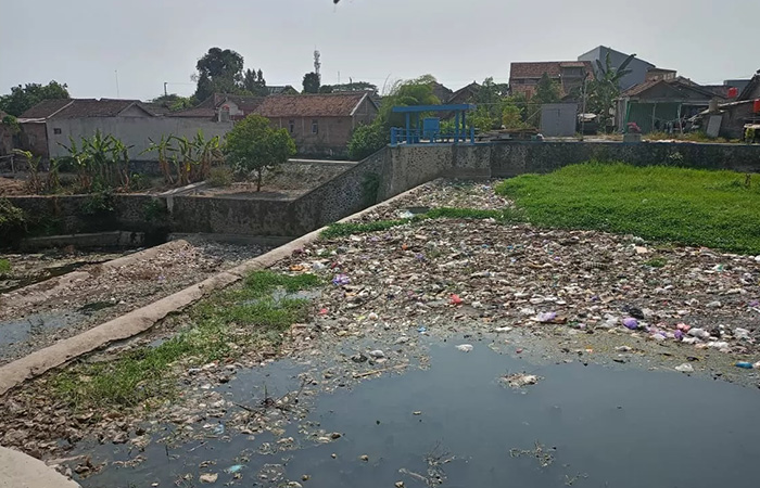 TAK BERSIH: Kondisi Sungai Code tepatnya di RT 58 RW 14 Sorosutan, Umbulharjo, Kota Jogja, Selasa (24/10). (Alfi Annissa Karin/Radar Jogja)