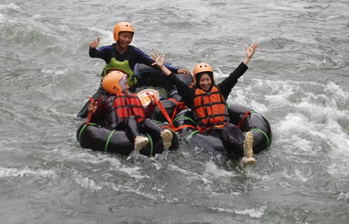 SERU: Pengunjung menikmati sensasi wisata river tubing atau susur sungai di Desa Sendangdalem, Kecamatan Padureso. (Istimewa)