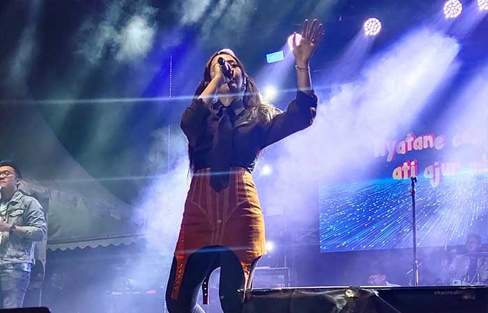 Happy Asmara saat manggung di Purworejo memeriahkan HUT ke-75 DPRD Purworejo dengan balutan event Purworejo Creative Space pada Jumat (27/10/23) malam di Alun-Alun Purworejo