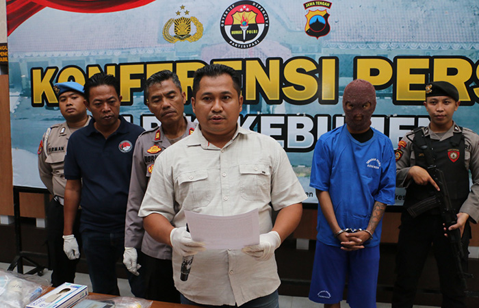 BARANG BUKTI : Kasat Resnarkoba Polres Kebumen Iptu Edi Purwanto menunjukkan barang bukti atas kasus pengedar narkoba yang dikendalilan dari dalam lapas.POLRES KEBUMEN
