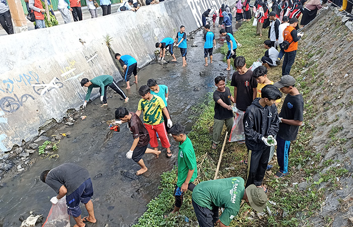 GOTONG ROYONG: Para santri membersihkan sampah di aliran Sungai Belik, Wonokromo, Pleret, Bantul Selasa (24/10).GREGORIUS BRAMANTYO/RADAR JOGJA 