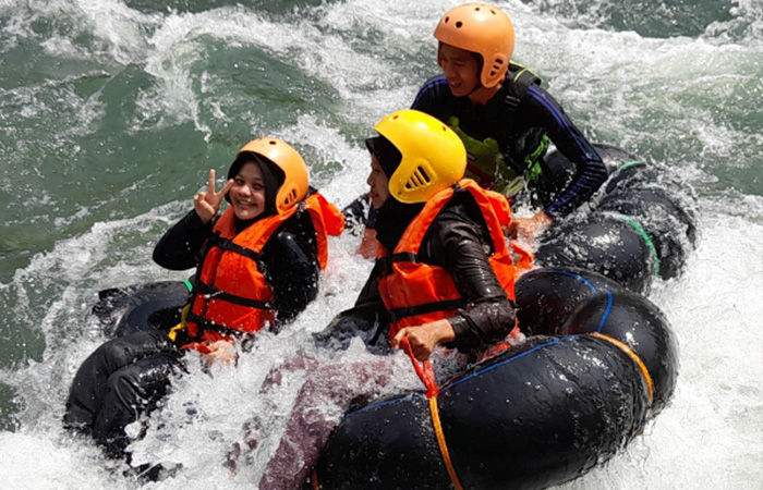 SERU: Pengunjung menikmati sensasi wisata river tubing atau susur sungai di Desa Sendangdalem, Kecamatan Padureso.DOKUMENTASI PEMDES SENDANGDALEM