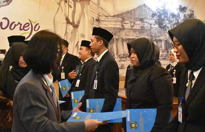 Asisten III Bidang Administrasi Umum Setda Purworejo Nancy Megawati Hadisusilo wakili Bupati Purworejo menyerahkan SK dan mengambil sumpah jabatan 11 pegawai fungsional Pemkab Purworejo di Ruang Bagelen Setda Purworejo, Selasa (31/10).ISTIMEWA