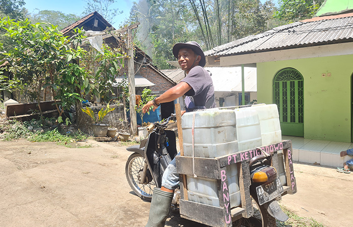 BERKELILING: Agus Ompong, penjual air keliling di wilayah Kecamatan Tegalrejo ini kerap berkeliling menjajakan air yang diambil dari sumber mata air Macanan, Banyusari.Naila Nihayah/Radar Jogja