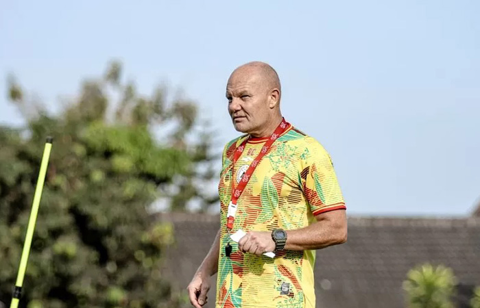 FOKUS: Bertrand Crasson sangat fokus dalam latihan di Lapangan Pakembinangun