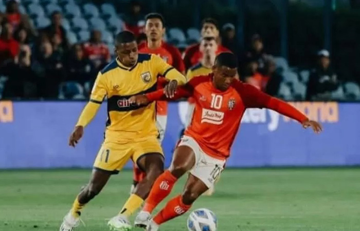 SEMANGAT: Eber Bessa mencoba melewati hadangan dari pemain bertahan Central Coast Mariners (IG Bali United)