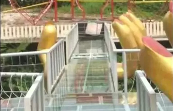 Jembatan kaca pecah di kawasan wisata The Geong, Hutan Pinus Limpakuwus, Kabupaten Banyumas, Jawa Tengah (Istimewa)