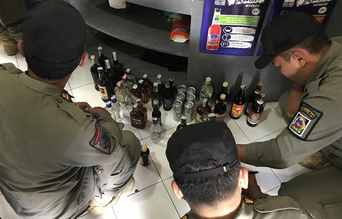 DISITA: Petugas Satpol-PP Sleman saat melakukan operasi yustisi minuman keras pada Senin (16/10).IWAN NURWANTO/RADAR JOGJA