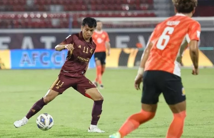 FOKUS: Yance Sayuri mencoba melewati pemain Hougang United, Kayuma Takayama (IG PSM Makassar)