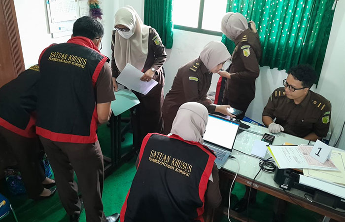 CARI BARANG BUKTI: Kantor Lurah Candibinangun saat digeledah oleh penyidik Kejati DIJ terkait mafia pemanfaatan tanah kas desa (TKD).Kasi Penkum Kejati DIJ untuk Radar Jogja