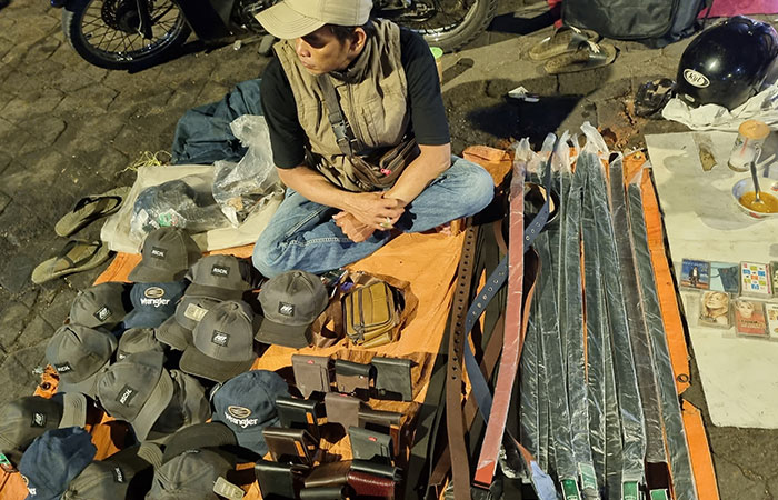 IKUTI ZAMAN: Setiyono, salah seorang pedagang aksesoris, di antaranya ikat pinggang. Dulu ia juga menjual gesper lawasan.Fahmi Fahriza/Radar Jogja