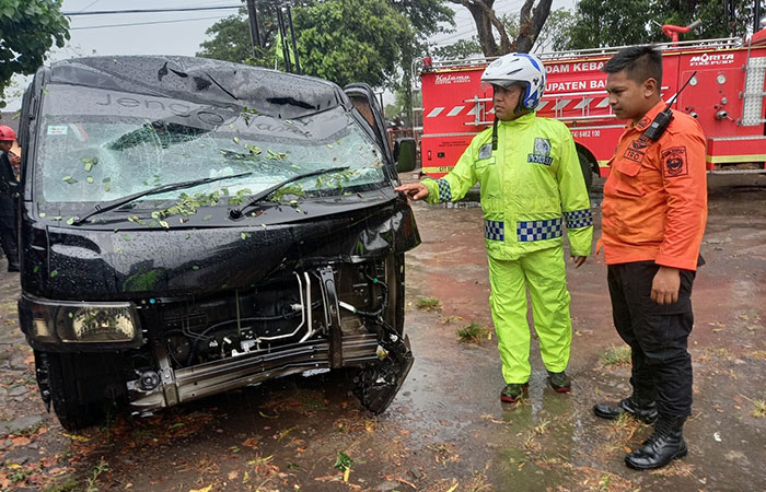 HUJAN ANGIN: Tim Reaksi Cepat (TRC) Kapanewon Gamping, Sleman, saat melakukan evakuasi pohon yang tumbang di ruas jalan Ring Road Barat, Trihanggo, Gamping, Sleman, kemarin (13/11).