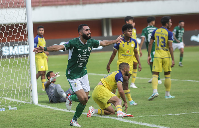 MENJANJIKAN: Rekkrutan anyar Ajak Riak nyaris mencetak gol di debutnya bersama PSS Sleman. Tendangan penyerang timnas Sudan Selatan berusia 22 tahun itu membentur mistar gawang. ELANG KHARISMA DEWANGGA/RADAR JOGJA