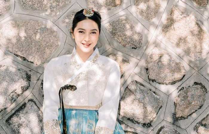 Bak putri kerajaan, potret cantik Nabila Syakieb kenakan Hanbok di Korea. (Instagram/@Ladiestoey.id)