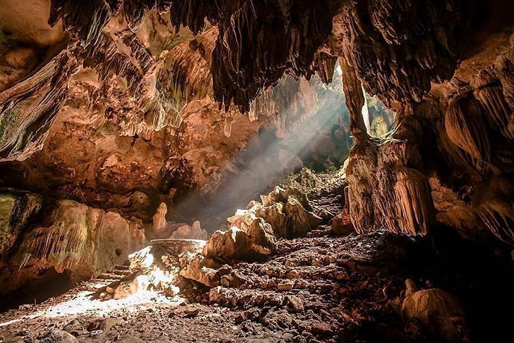 “Cahaya Surga” di Goa Gajah sumber ig @pesonaimogiri