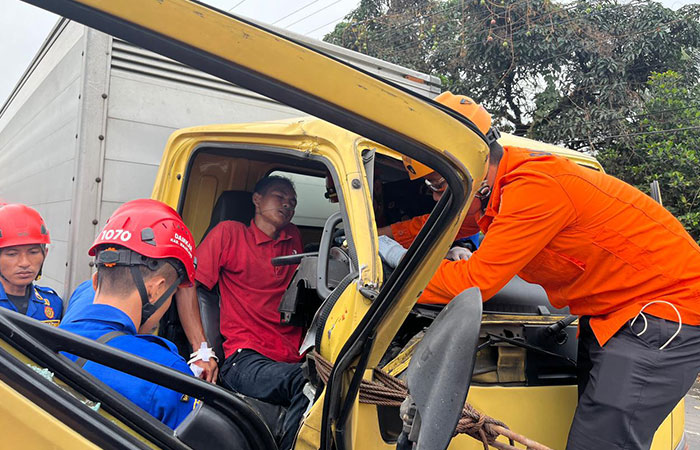 EVAKUASI: Tim SAR gabungan berusaha mengeluarkan sopir yang terjepit di kemudi truk Kamis (23/11).Dokumentasi Basarnas Unit Borobudur