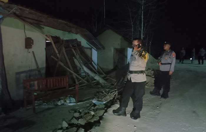 DITANGGUNG PERUSAHAAN - Kepolisian melakukan olah TKP truk tabrak rumah di Padukuhan Kayen, Kalurahan Sampang, Kapanewon Gedangsari pada Rabu (1/11).Foto dokumen Polres Gunungkidul untuk Radar Jogja