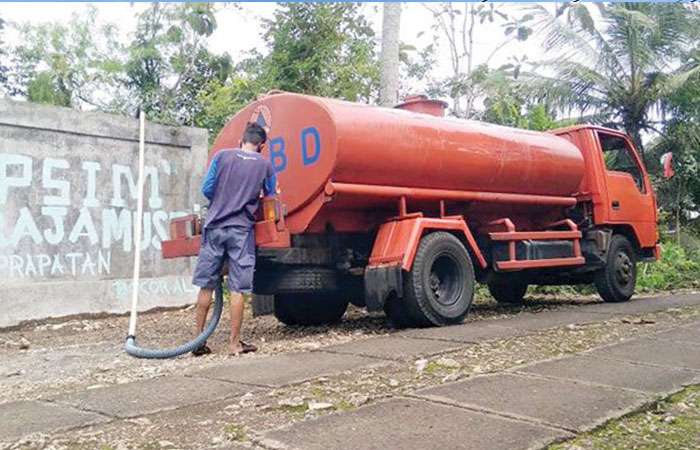 Droping air menyasar warga yang tinggal di wilayah Gebang, Ngloro, Saptosari. (GUNAWAN/RADAR JOGJA)