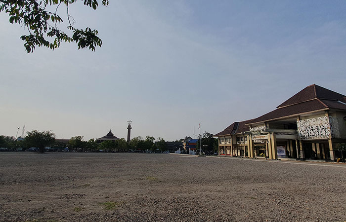LAPANG - Kondisi terkini Alun-Alun Wonosari pasca leveling terlihat gersang pada Senin (6/11).(Gunawan/Radar Jogja)
