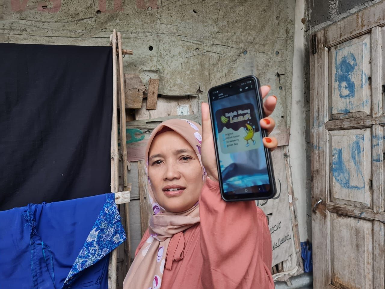 JADI KORBAN: Pemilik rumah Supriyati saat menunjukkan kemasan keripik pisang narkotika. Dia bersama suami dan anaknya sempat mencicipi keripik tersebut. (Naila Nihayah/Radar Jogja)