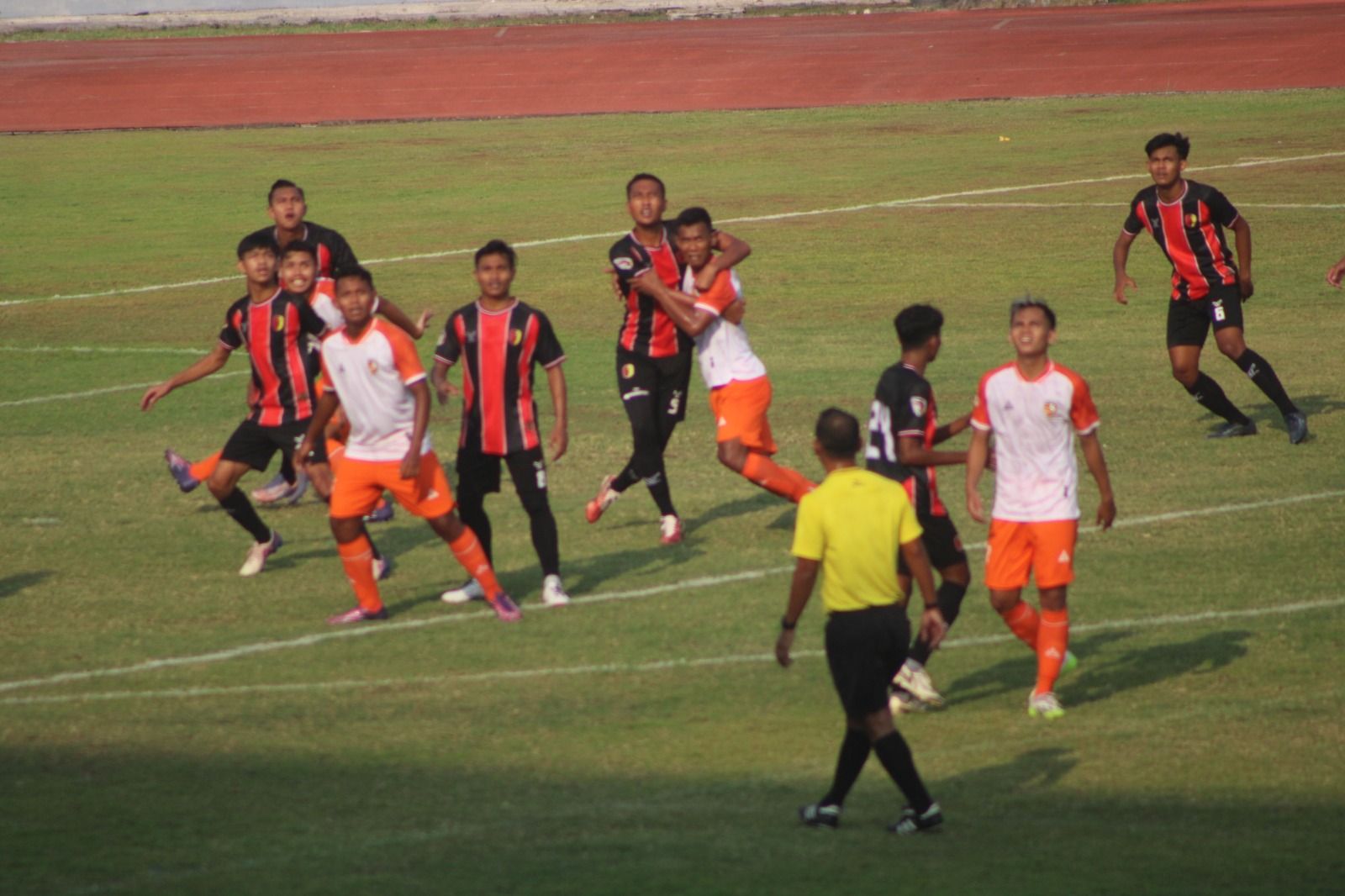 DU TANGKAS: Pemain PPSM Magelang dan Sragen United bermain imbang pada kompetisi Liga 3 Jawa Tengah musim 2023, di Stadion Moch Soebroto, Magelang, Rabu (8/11/23).