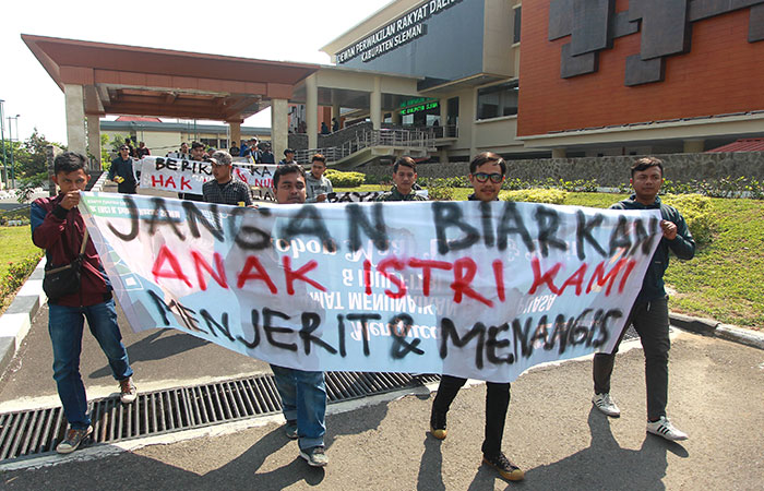MENUNTUT: Suasana saat perwakilan pekerja melakukan aksi di depan kantor manajemen PT Primissima, Rabu (8/11). IWAN NURWANTO/RADAR JOGJA