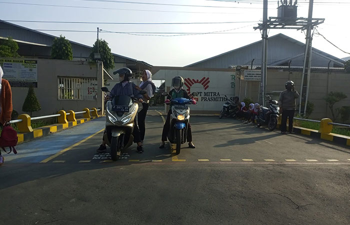 PEKERJA : Para karyawan pabrik rokok di Kecamatan Sempor ketika pulang bekerja.M Hafied/Radar Kebumen