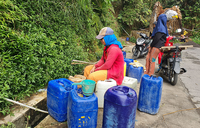 MENUNGGU: Warga Dusun Suwanting harus menunggu berjam-jam di sumber mata air Tuk Kalijurang demi memenuhi kebutuhan air bersih.Naila Nihayah/Radar Jogja