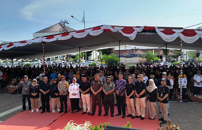 APEL SIAGA: Ratusan peserta Apel Siaga Pengawasan Kampanye Tahapan Pemilu Serentak 2024 pada Rabu (22/11) di Alun-Alun Purworejo.JIHAN ARON VAHERA/RADAR JOGJA