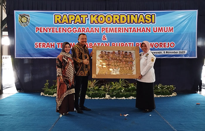 Plt. Bupati Purworejo dan Agus Bastian dalam agenda serah terima jabatan Bupati Purworejo pada Rabu (8/11) di Pendopo Kabupaten Purworejo.JIHAN ARON VAHERA/RADAR JOGJA