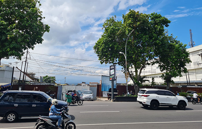 BELUM TERSENTUH: Lahan milik pemkot bekas Magelang Theater (MT) di Jalan A Yani atau sebelah timur Alun-alun Magelang masih mangkrak beberapa tahun ini.Naila Nihayah/Radar Jogja