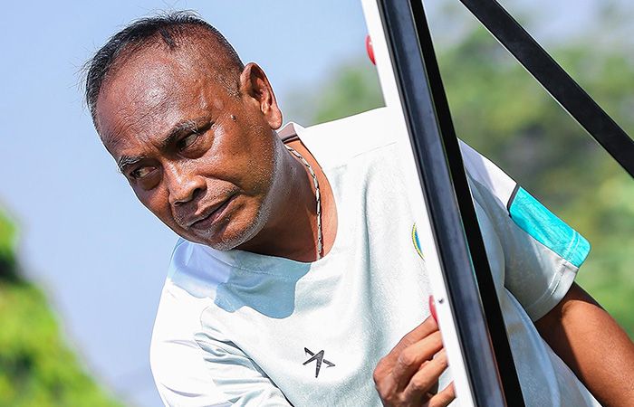 SERIUS: Pelatih PSIM Jogja Kas Hartadi memberikan pengarahan kepada para pemain PSIM JOGJA . TIM MEDIA PSIM JOGJA