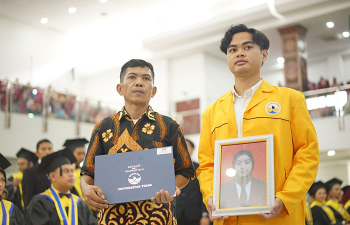 MEWAKILI PUTERINYA: Ayah Rifa, Sukirno datang untuk mewakili putrinya pada wisuda ke-65 Untidar di GKU dr HR Suparsono, Sabtu (25/11).Humas Untidar untuk radar jogja