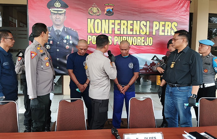 TERTANGKAP: Tersangka N dan M dihadirkan dalam konferensi pers di Mapolres Purworejo, Kamis (23/11).JIHAN ARON VAHERA/RADAR JOGJA