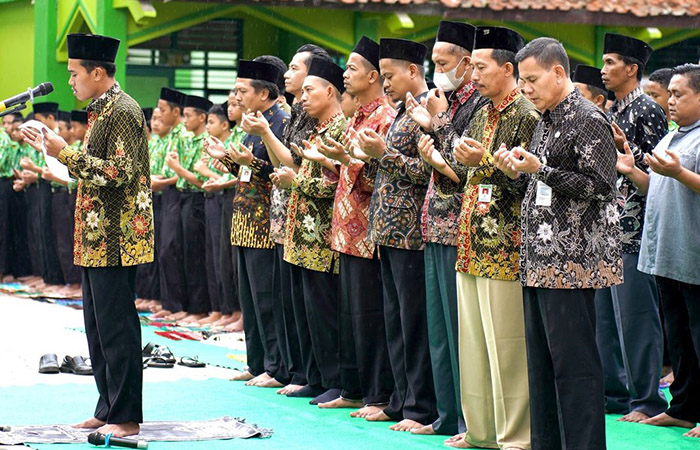 KHUSYUK: Siswa dan guru MTs Negeri 1 Kebumen melaksanakan salat gaib untuk mendoakan rakyat Palestina. (Istimewa)