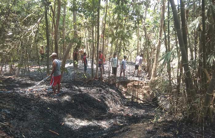 EVAKUASI - Penduduk berada di lokasi tewasnya kakek Sadiyo warga Widoro Kulon RT 05/07, Bunder, Patuk, Sadiyo yang terjebak kebakaran lahan, Kamis (2/11)