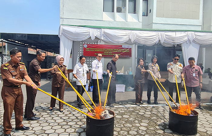 BERKALA: Kepala Kejari Kota Magelang bersama jajaran forkopimda saat memusnahkan beberapa barang bukti perkara pidana umum Rabu (15/11/23).Naila Nihayah/Radar Jogja