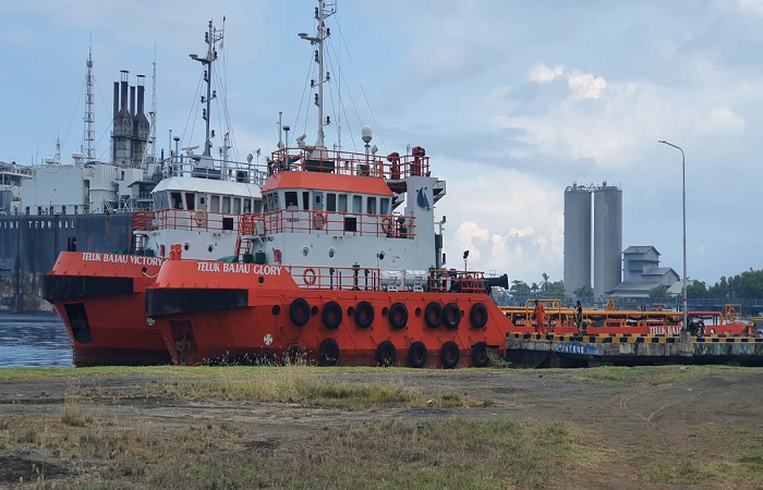 Kapal yang akan melakukan pembersihan rumpon di perairan utara Bali.