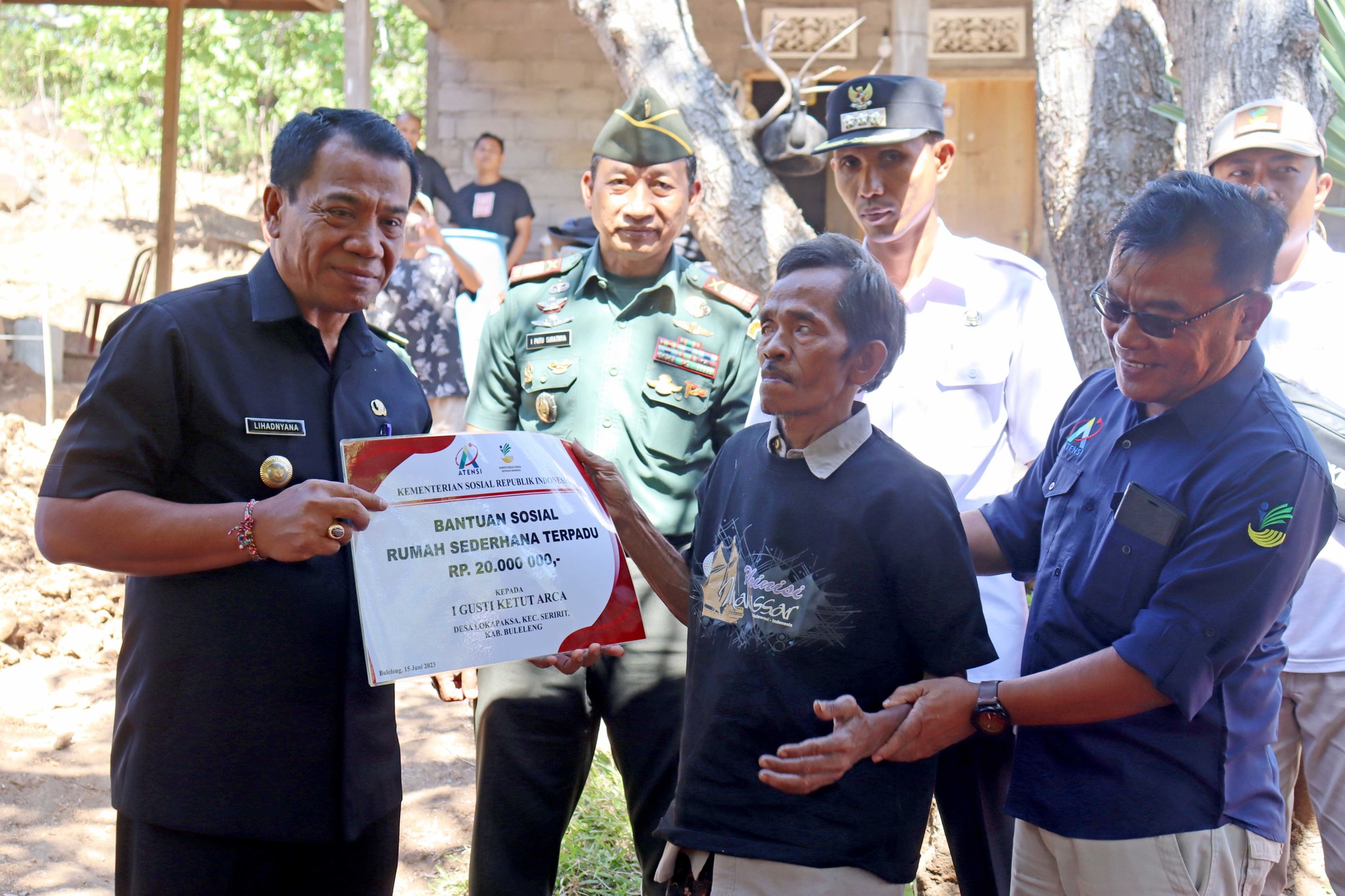 ENTASKAN KEMISKINAN: Pj. Bupati Buleleng, Ketut Lihadnyana (kiri) menyerahkan bantuan kepada warga miskin ekstrem di Kabupaten Buleleng.