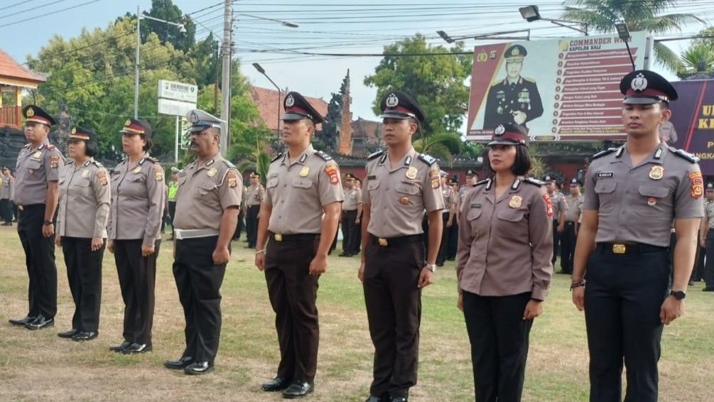 NAIK PANGKAT: Upacara kenaikan pangkat personel Polres Buleleng di Mako Polres Buleleng.