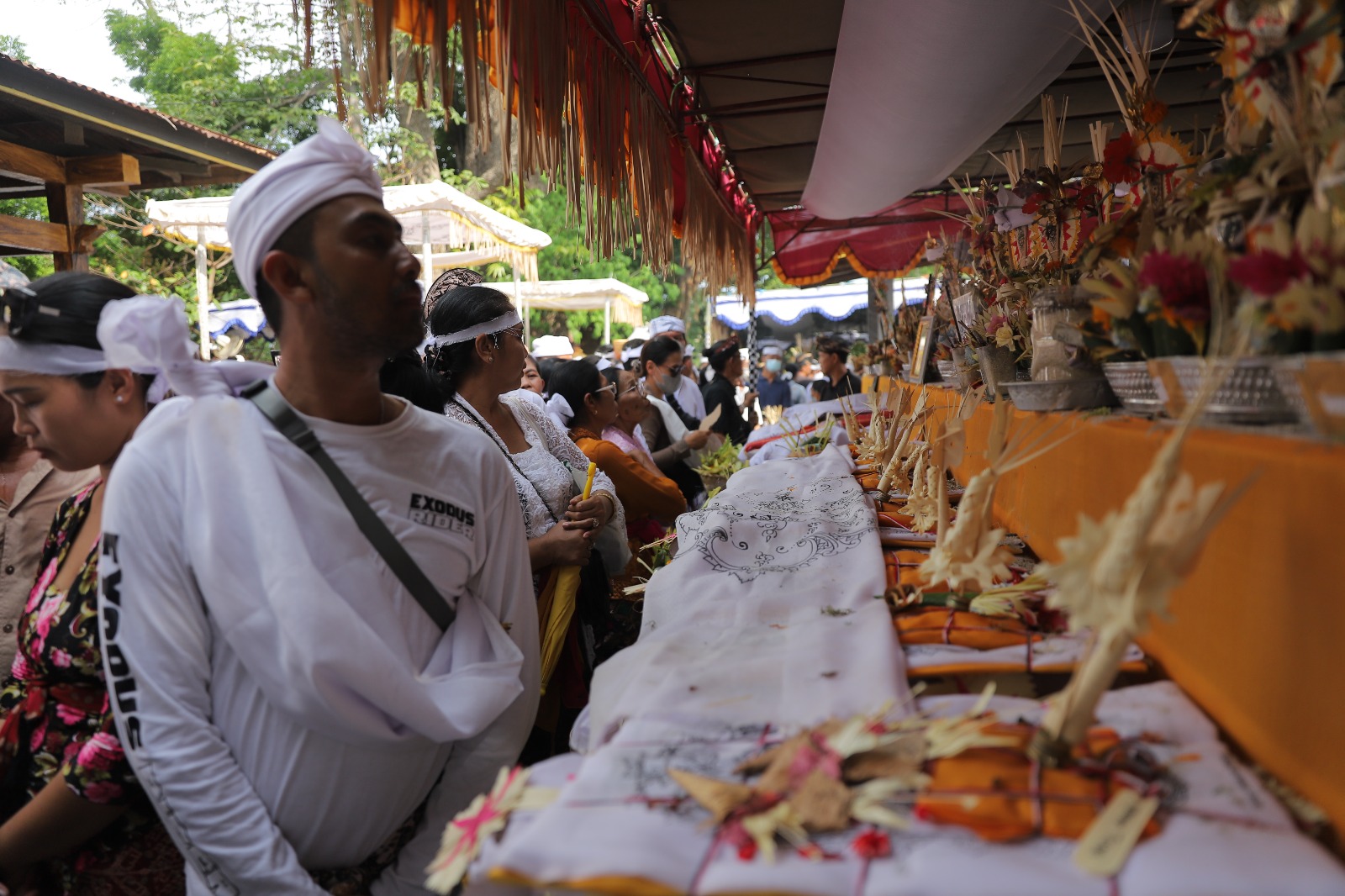 KHUSYUK: Upacara ngaben massal yang dipusatkan di Setra Desa Adat Buleleng. Tahun ini upacara bertepatan dengan malam Tahun Baru.